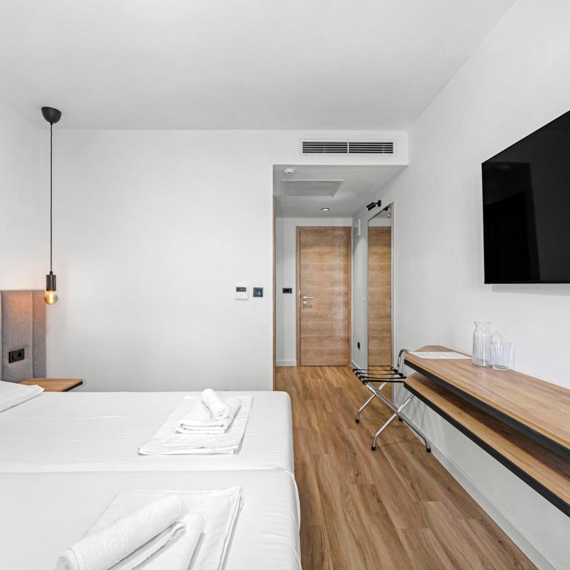 غرفة ديلوكس بسرير مزدوج بإطلالة على البحر بشرفة، Hotel Miran Pirovac 9/10