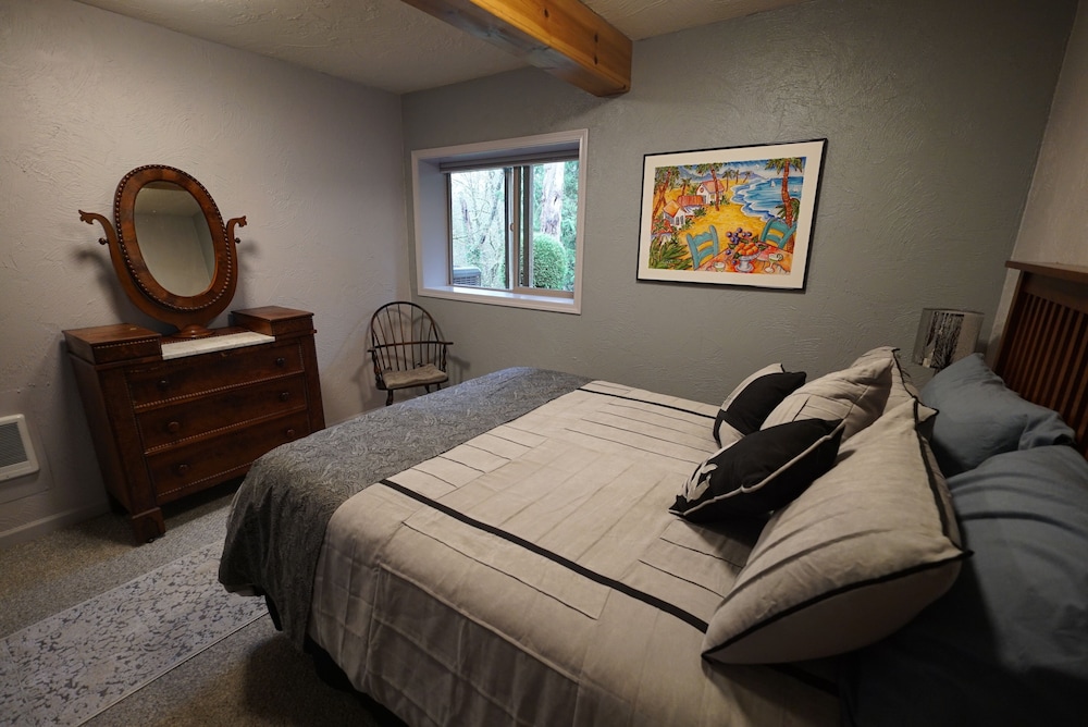 MapleRidge House: A BnB For All Seasons 10/50