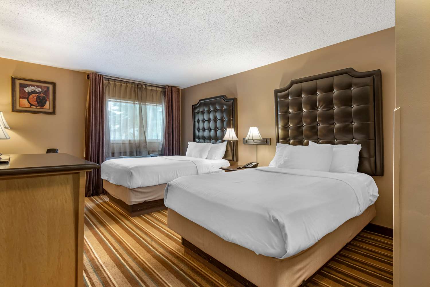 جناح بسريرين كوين بغرفتين مع أريكة بمطبخ صغير، Best Western Marquis Inn and Suites 2/4
