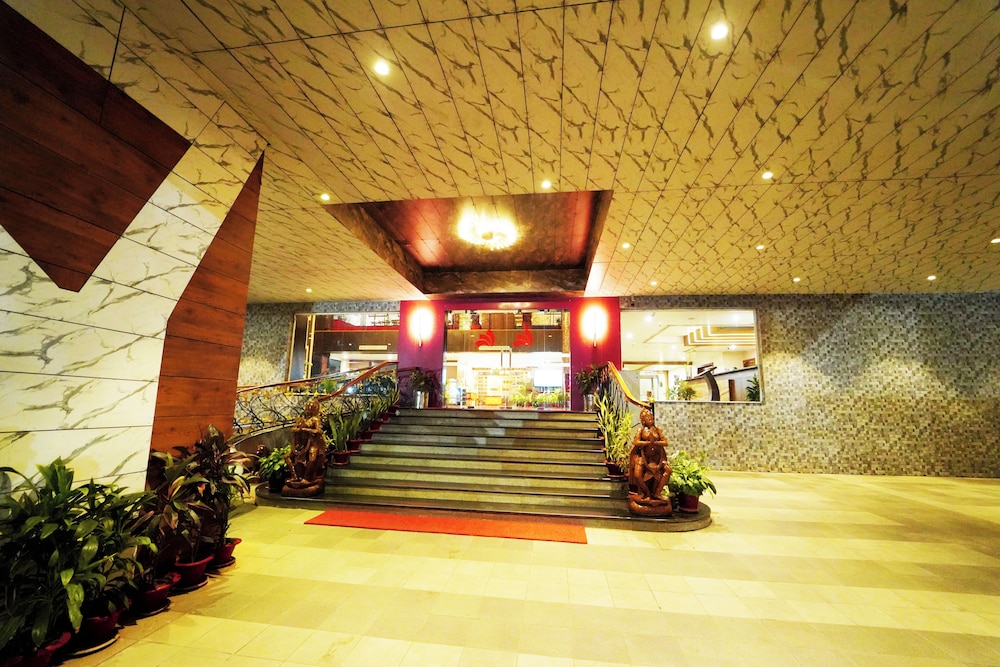 HOTEL EXCELLENCY 47/50