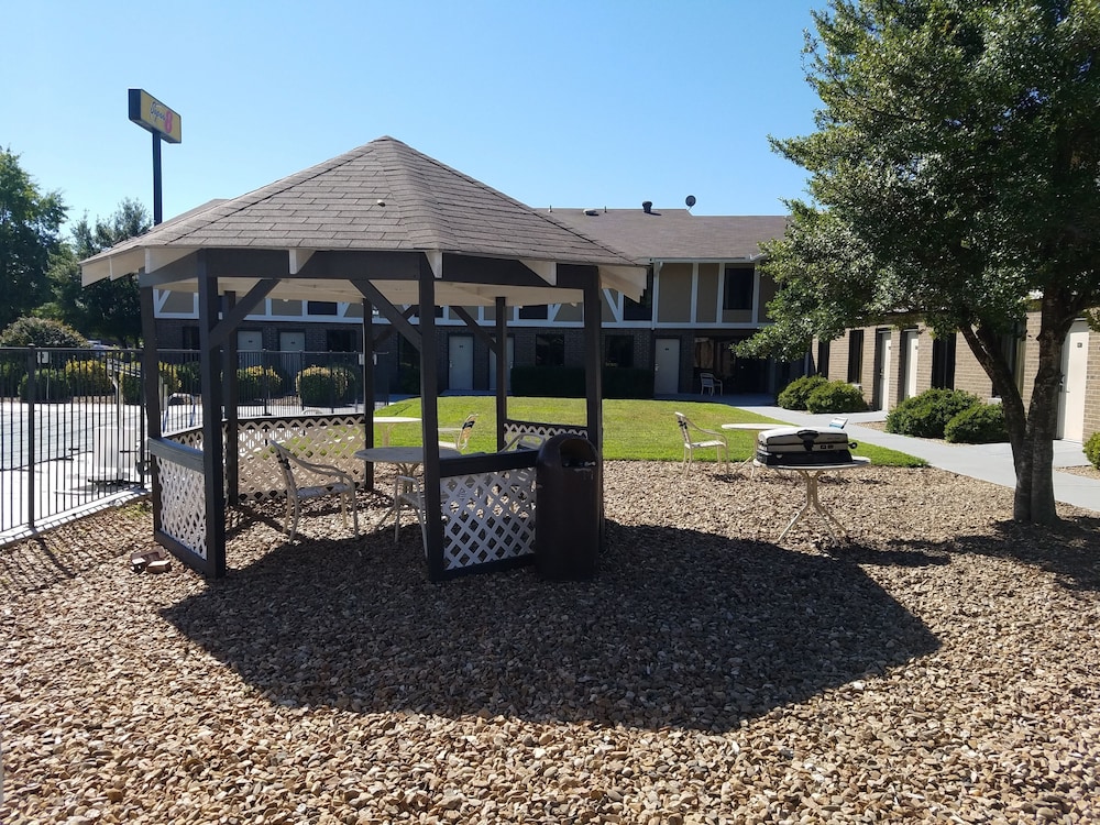 Super 8 By Wyndham Bentonville 55/59