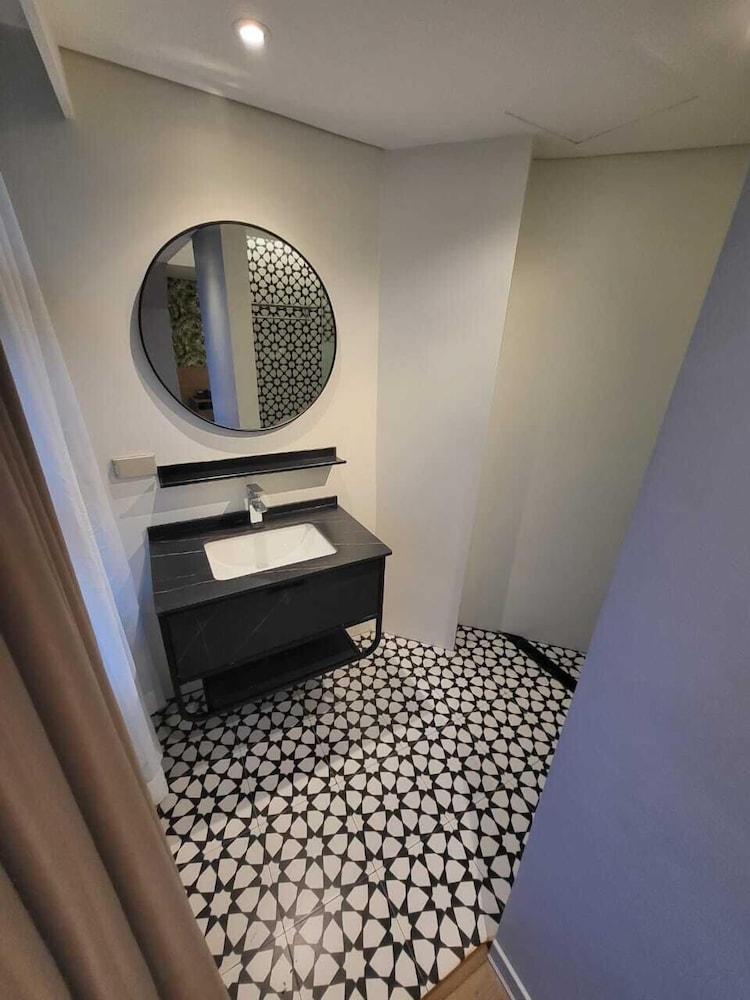 Infinity Towers Suites 22/50