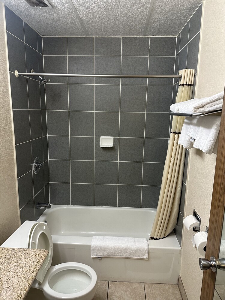 غرفة قياسية بسريرين كوين، Rodeway Inn Zanesville OH 6/7