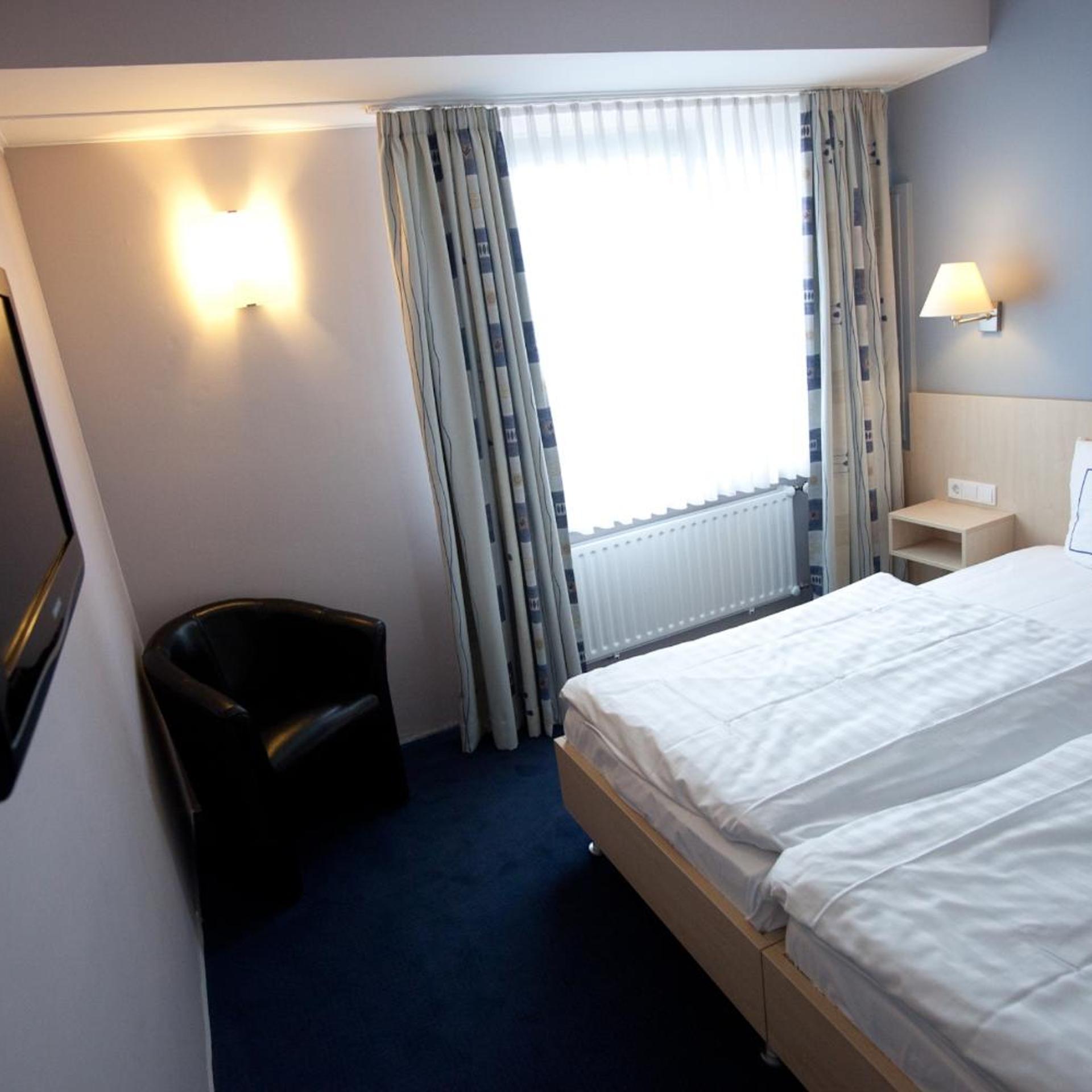 EMPIRE HOTEL 24/55