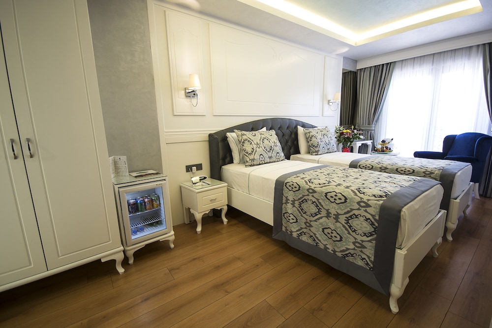ROOM, TRIPLE, SOFA