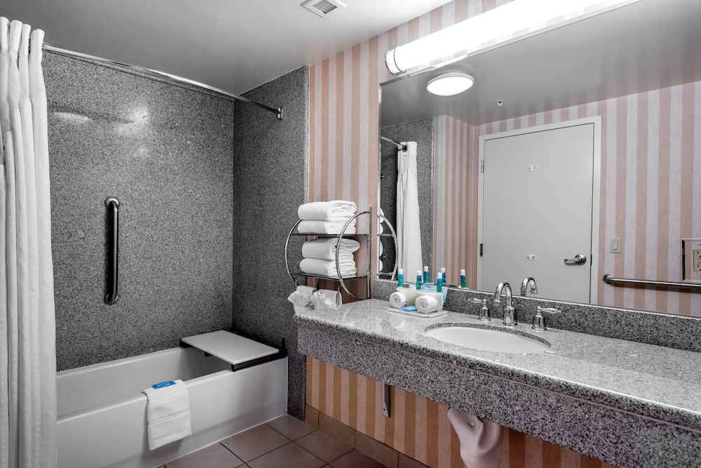 Holiday Inn Express & Suites Lathrop 11/61