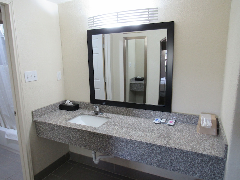 Trinity Suites Downtown Dallas 18/28