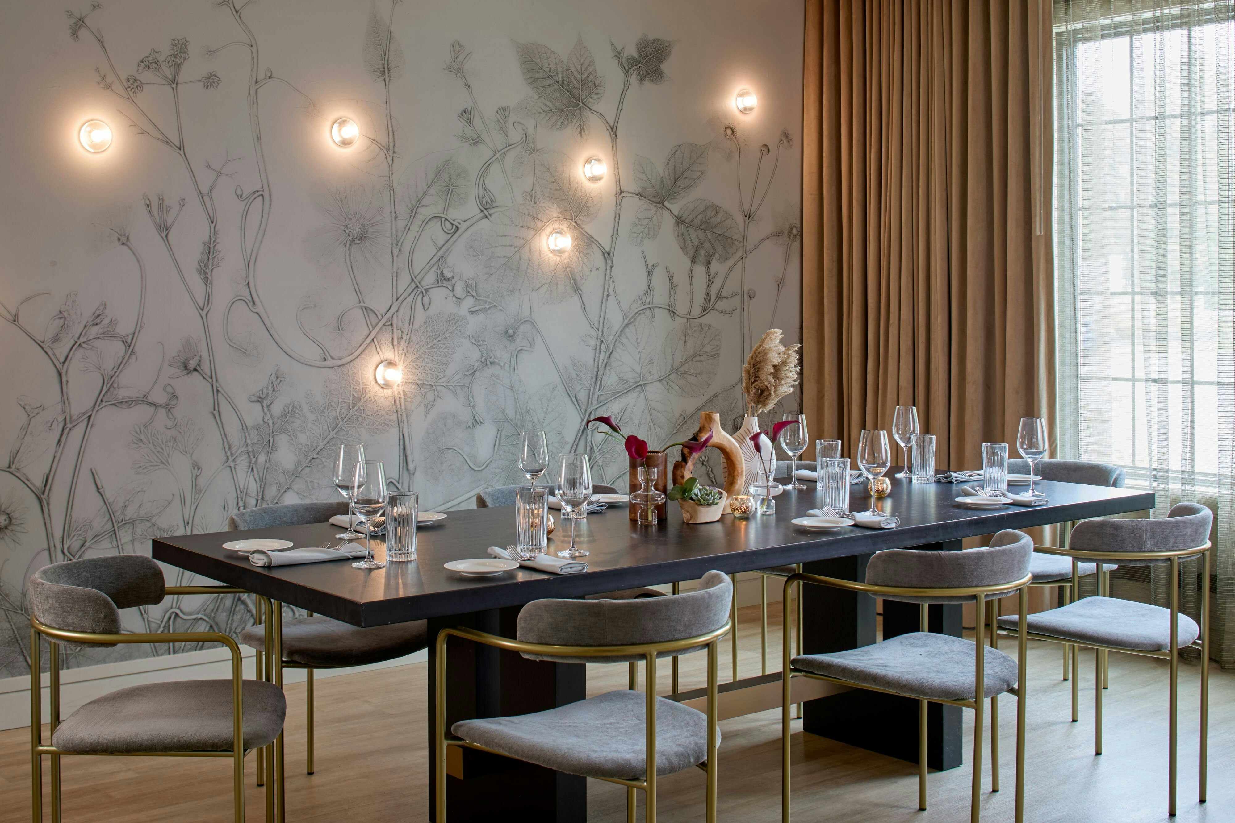 Longfellows Hotel & Restaurant 25/35