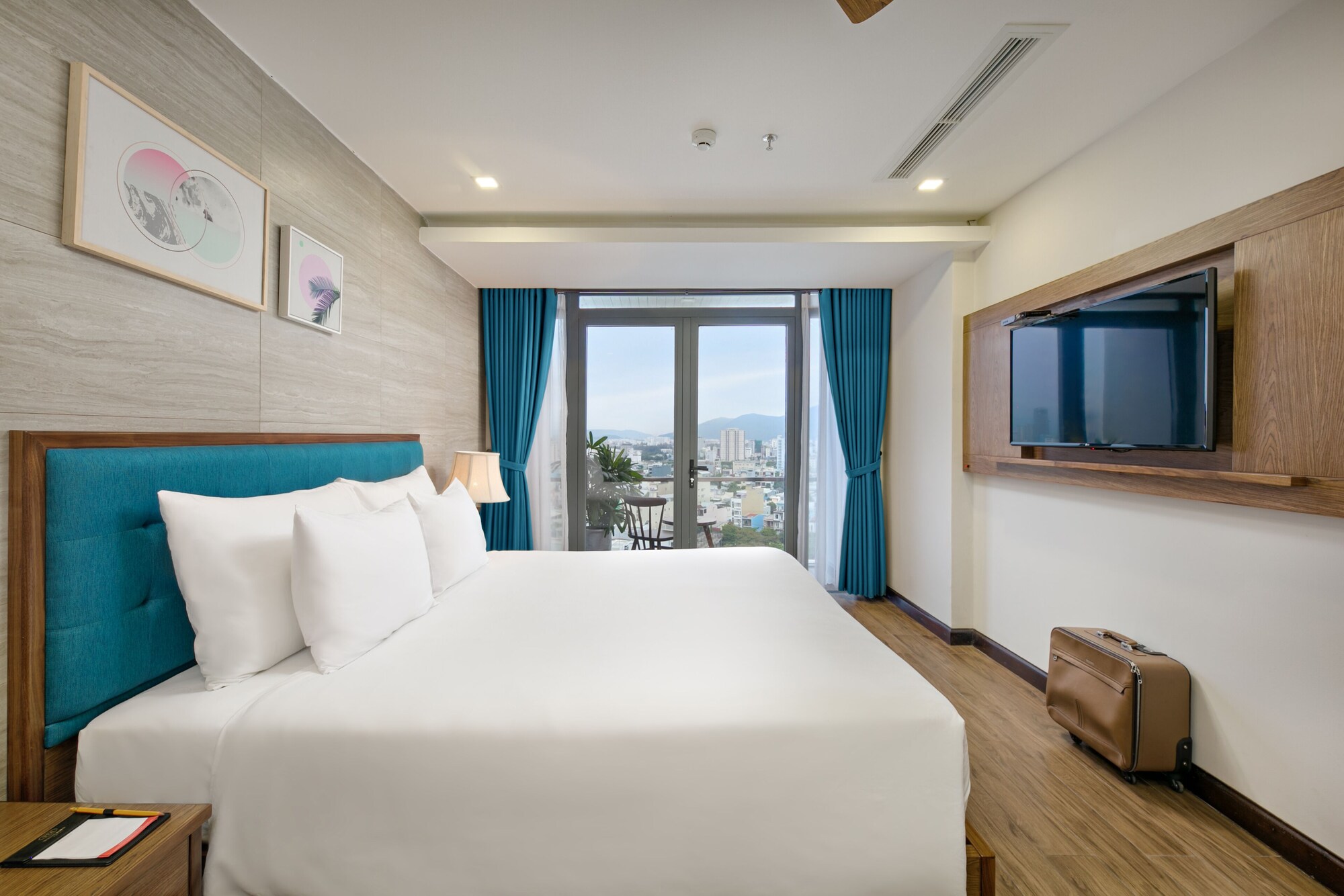 LUXURY, SUITE, KING BED, CITY VIEW, BALCONY