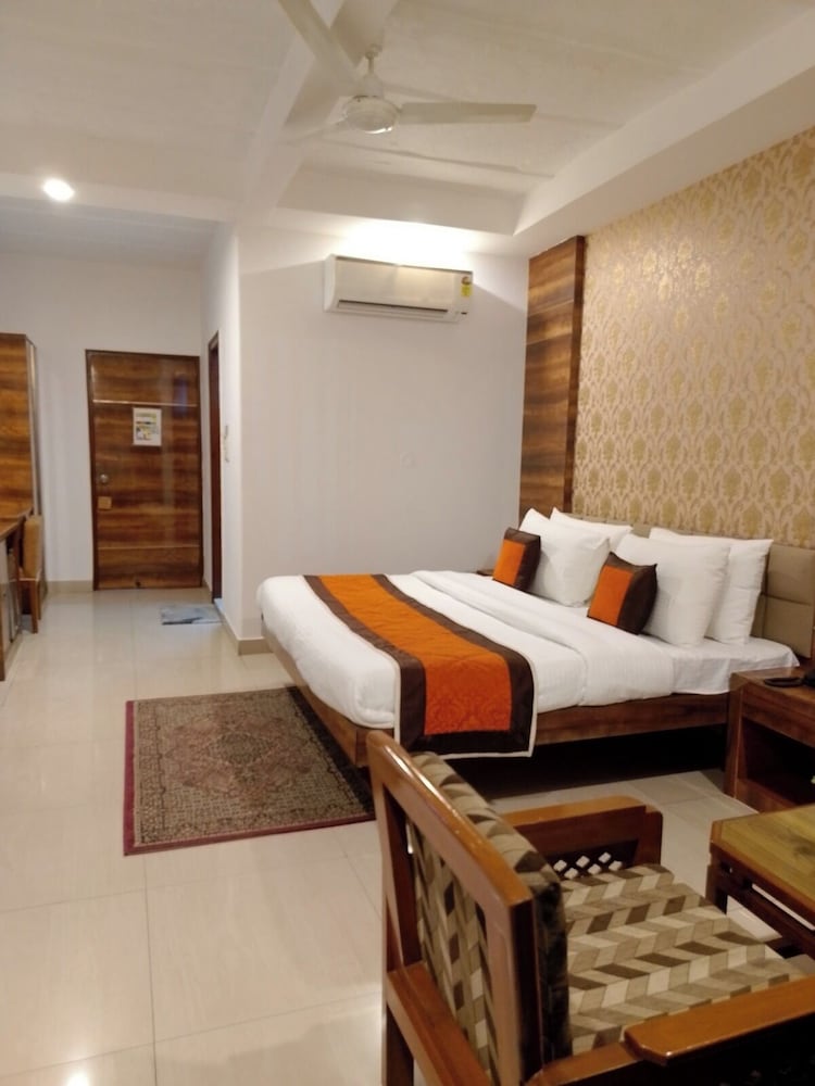 AIRPORT HOTEL. 31/56