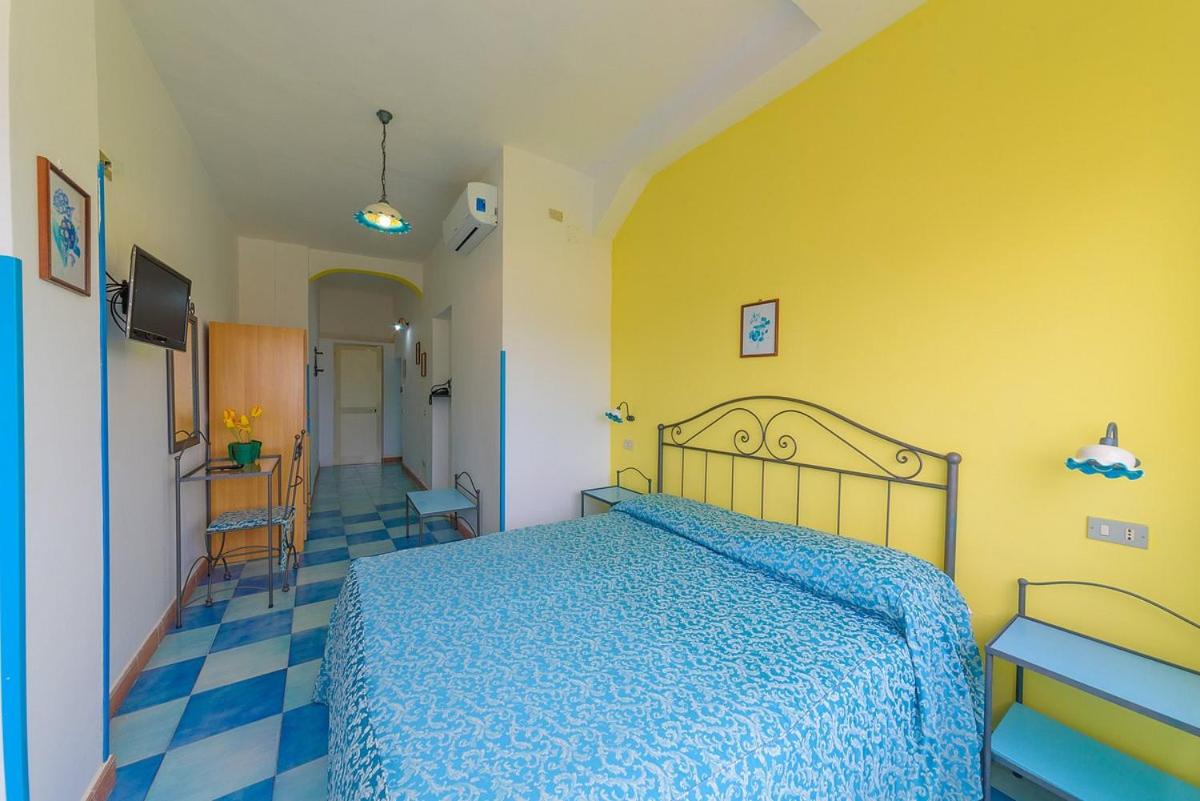 غرفة بسرير مزدوج بإطلالة على البحر، HOTEL CELESTE 2/3