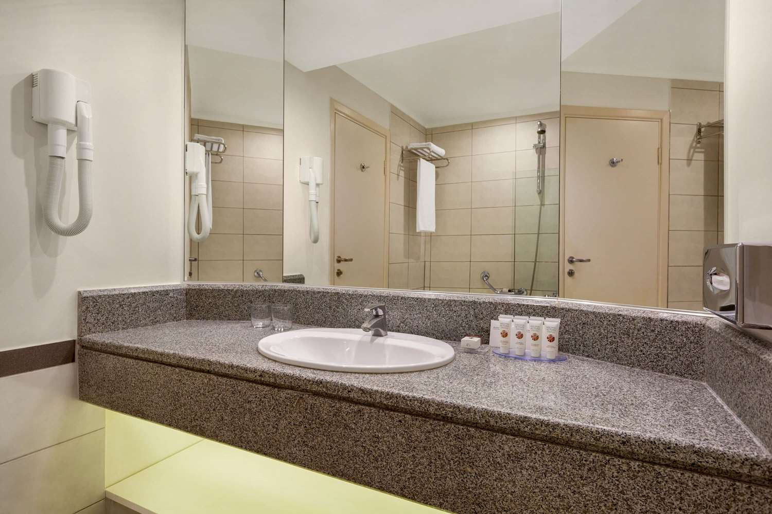 Ramada Plaza by Wyndham Thraki 48/49