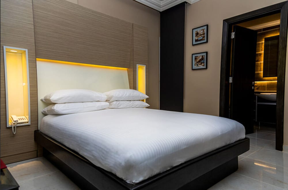 Home Suites Hotel 10/80