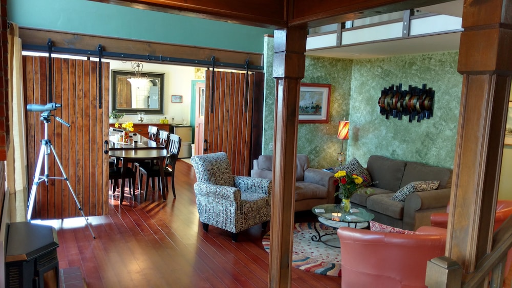GreenHouse Inn by the Bay 45/62