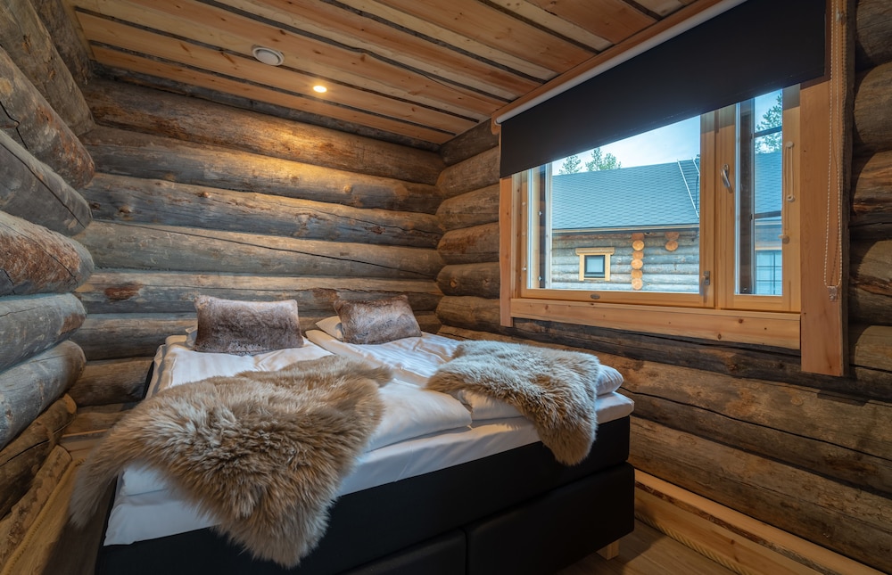 Log, Cabin, 1 Queen and 4 Single Beds