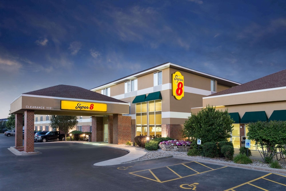 Super 8 By Wyndham Madison South 2/34