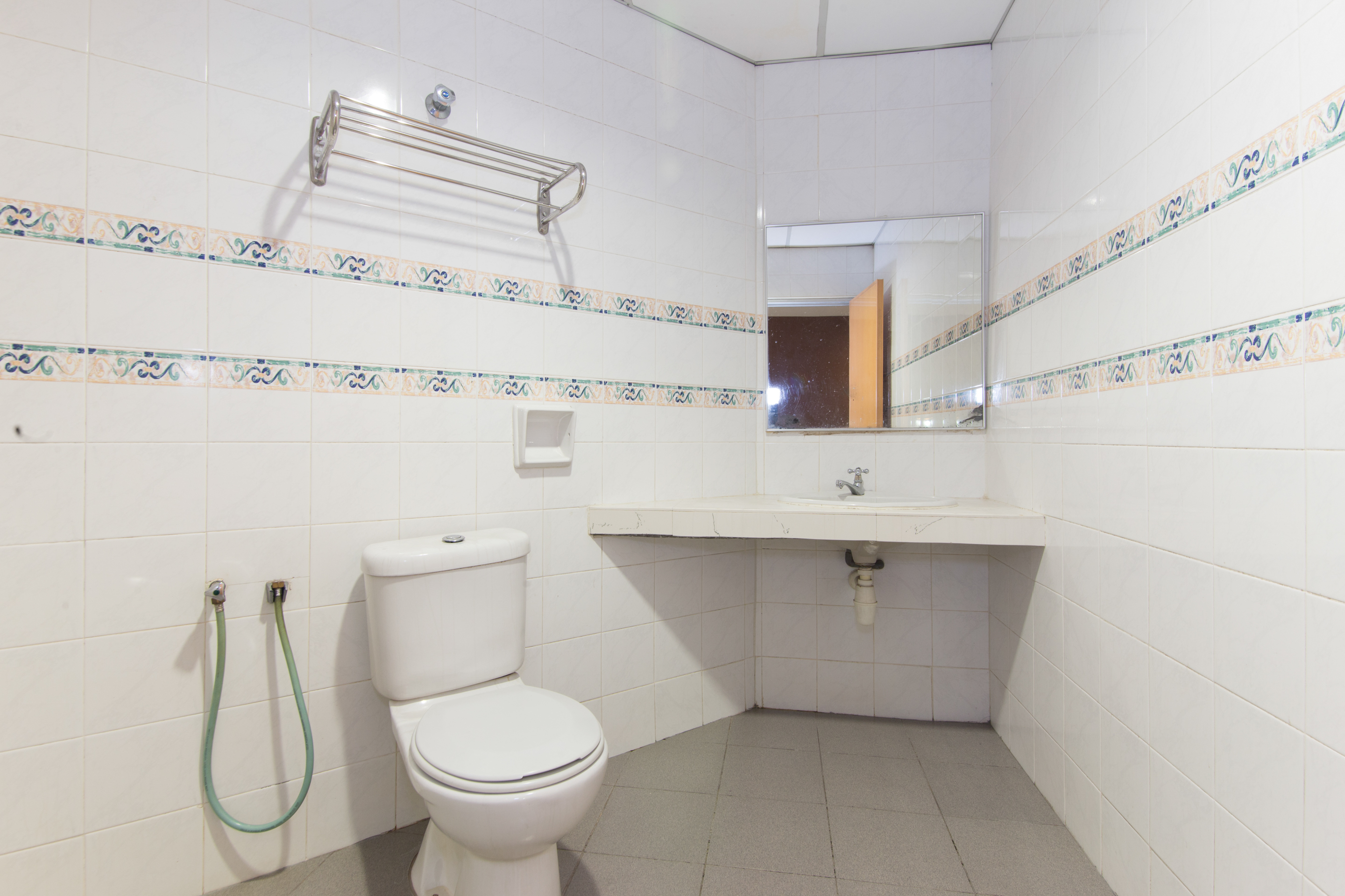 Super OYO 447 Comfort Hotel Meru 18/18