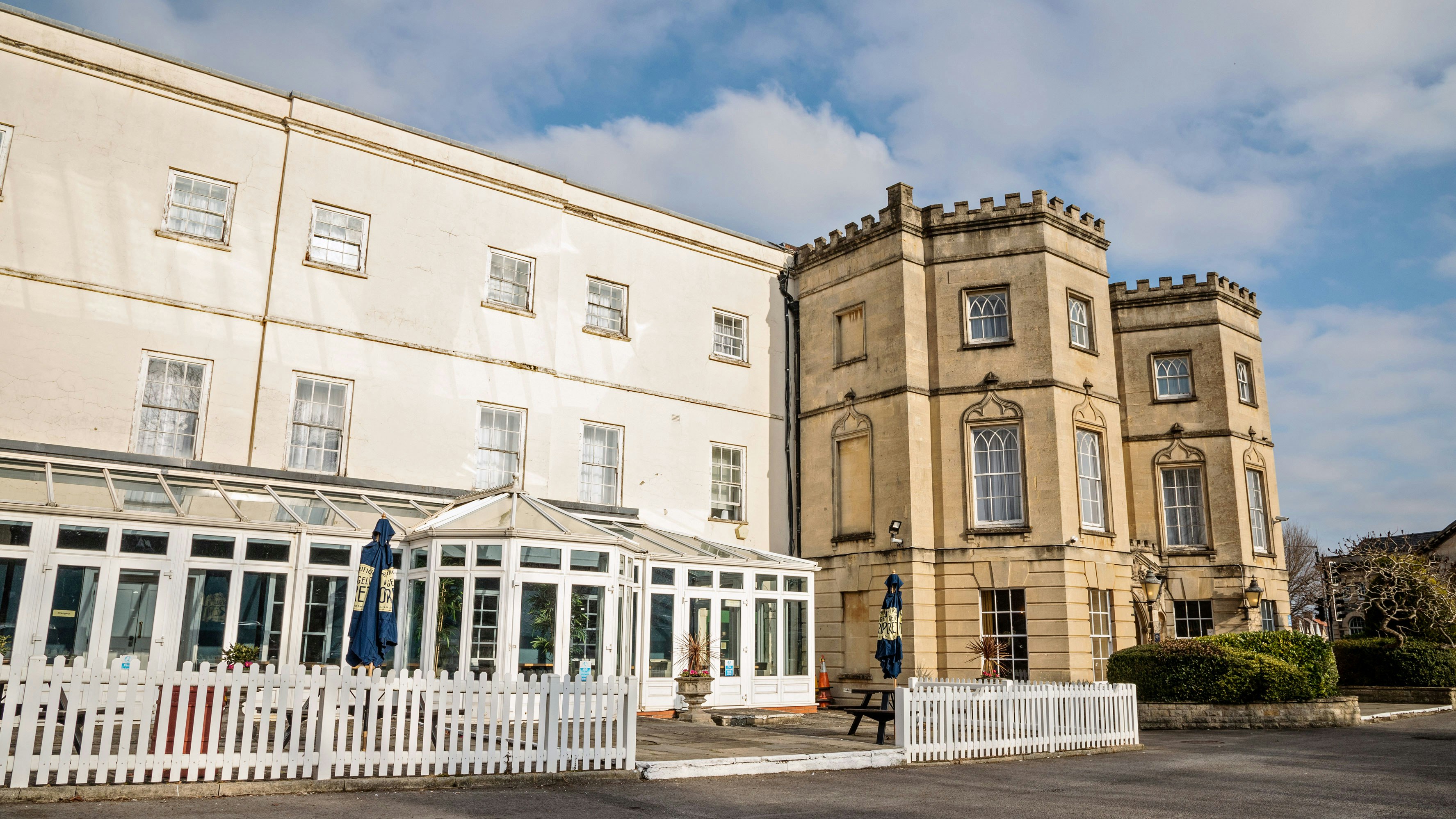 Arnos Manor 27/28