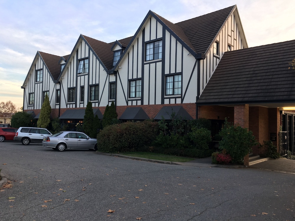 ALBURY MANOR HOUSE 61/66