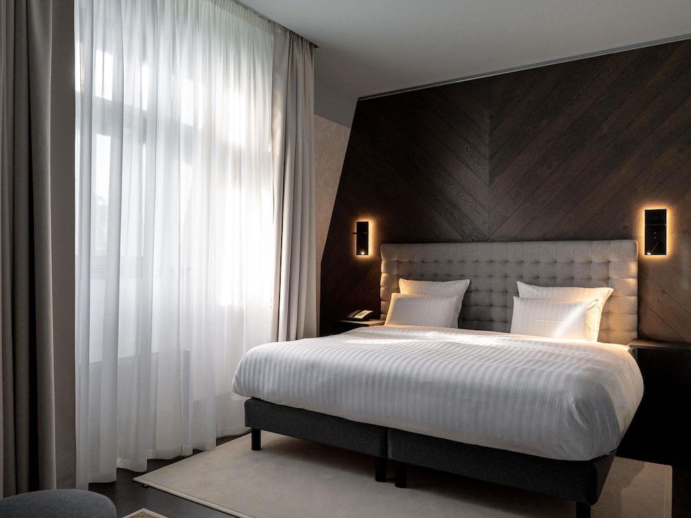DELUXE, KING BED