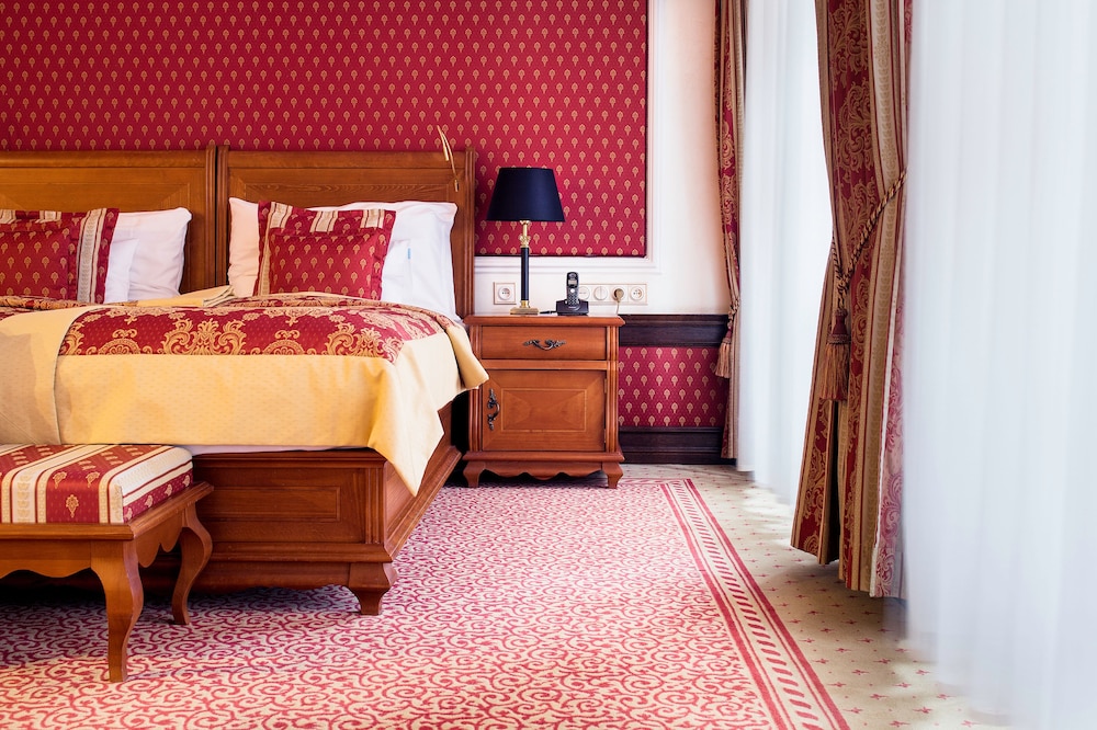 EXECUTIVE, TWIN BEDS