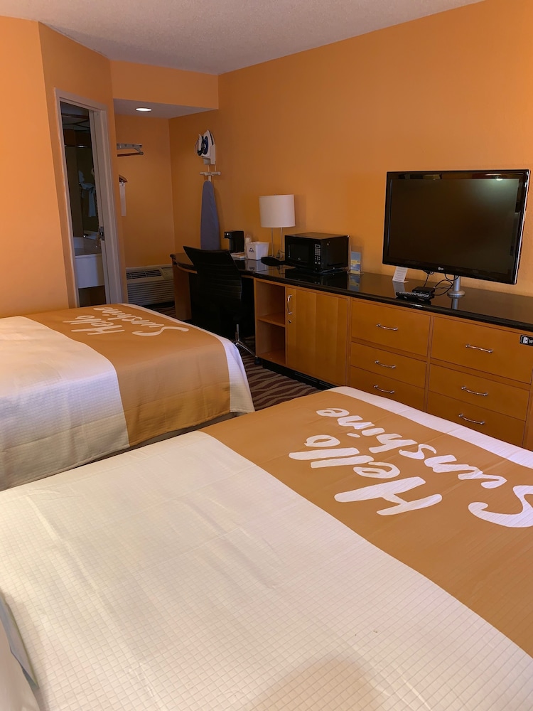 Days Inn & Suites by Wyndham Albany 26/48
