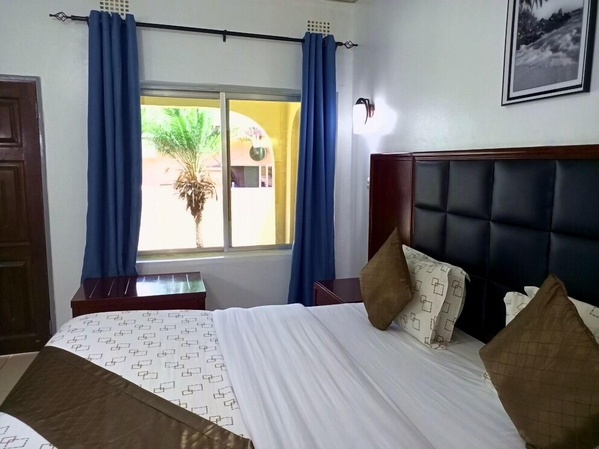 EXECUTIVE, SUITE