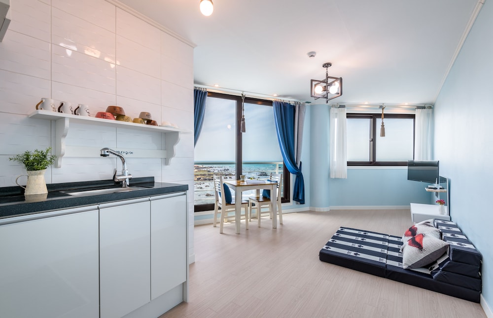 On The Sea Pension 14/80