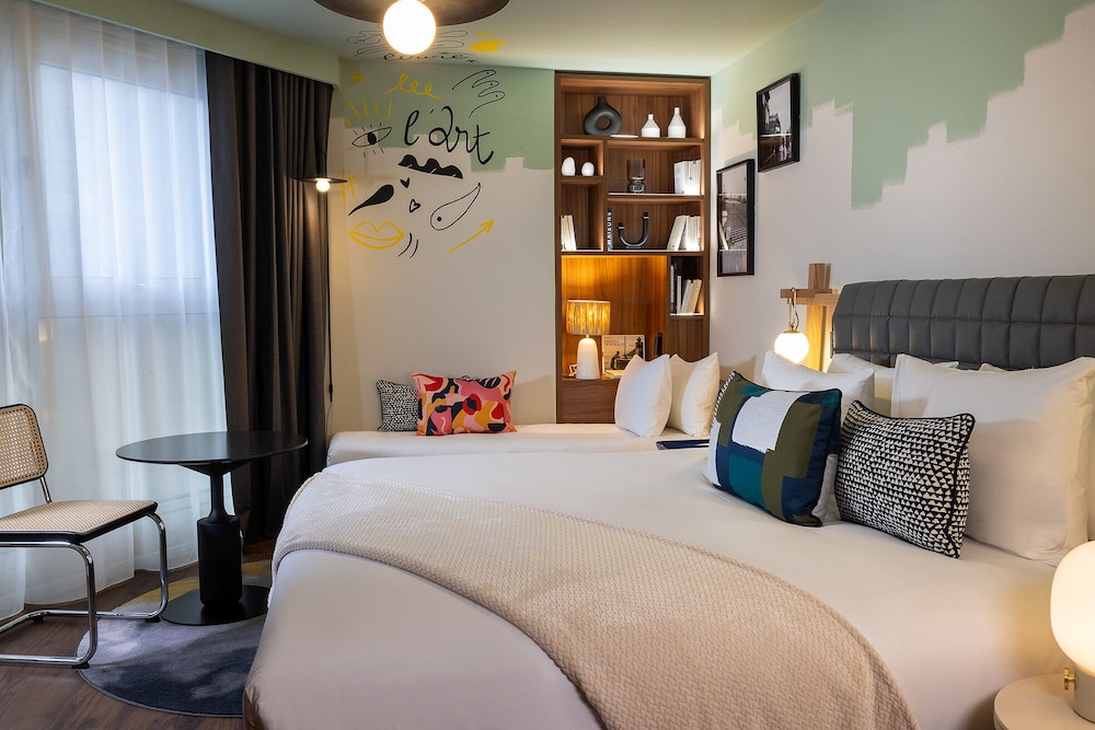 Eiffel, Prestige, 1 Queen and 1 Single Bed