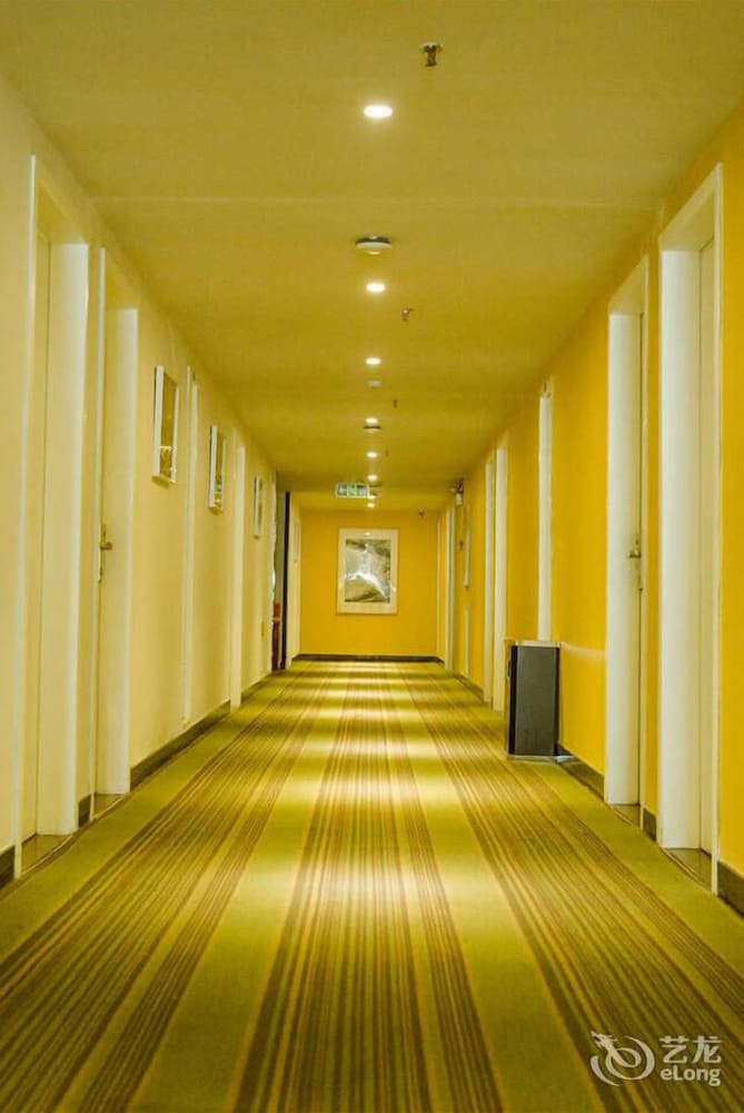 Days Inn by Wyndham Yueyang Train Station 9/56