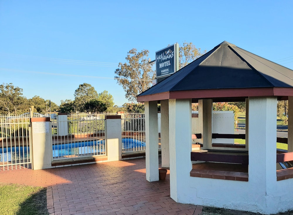 MCNEVIN'S WARWICK MOTEL 61/64