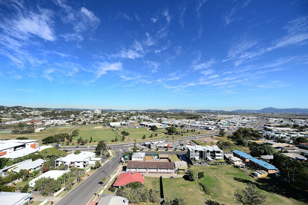 Oaks Gladstone Grand Hotel 66/72