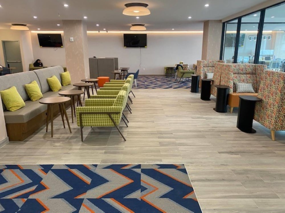 La Quinta Inn & Suites by Wyndham Jamaica NYC/JFK AirTrain 33/41