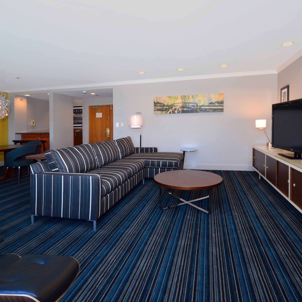 Doubletree By Hilton Newark Fremont 46/76