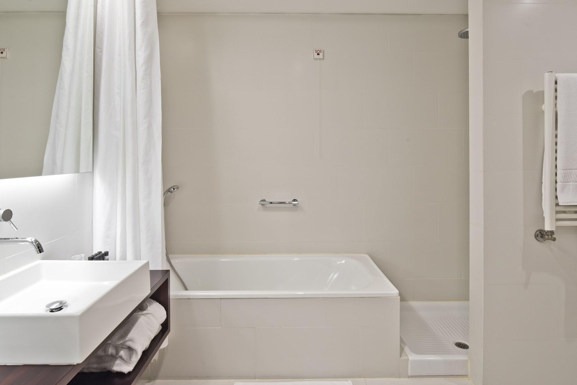 جناح بسرير مزدوج بحوض استحمام، Golden Tulip Sao Joao da Madeira Hotel 3/5