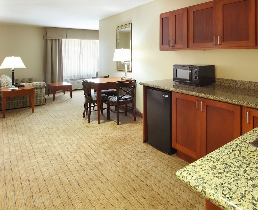 Holiday Inn Express Hotel Suites Searcy 35/50