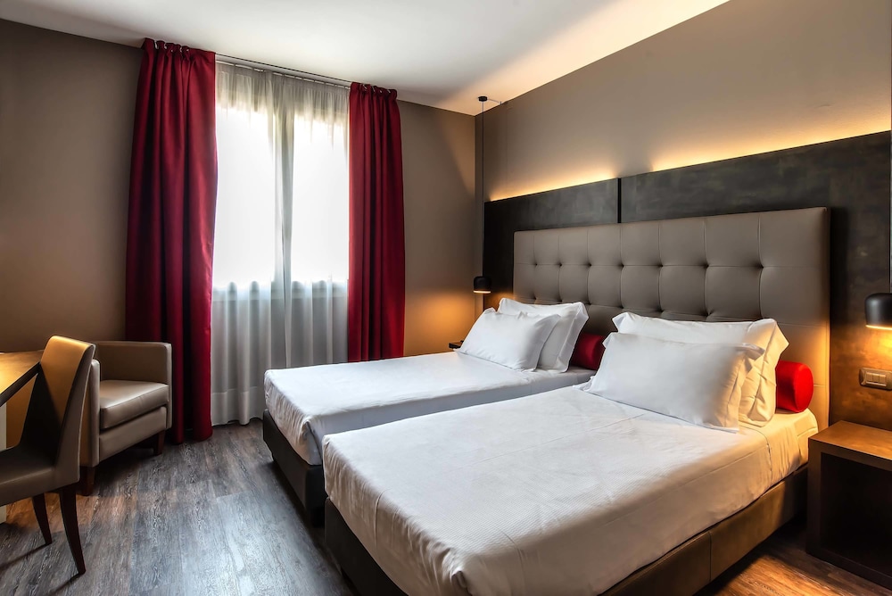 Maranello Palace (17Km From Modena) 17/70