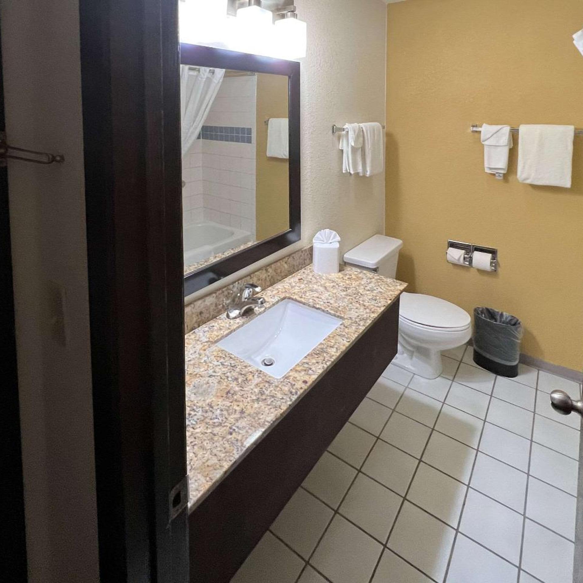 جناح بسرير كوين، Quality Inn Suites Farmington 7/7