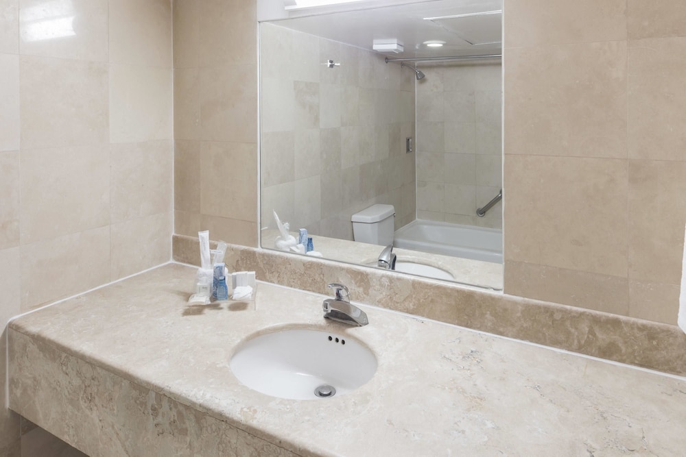 Ramada by Wyndham Hola Culiacan 9/45