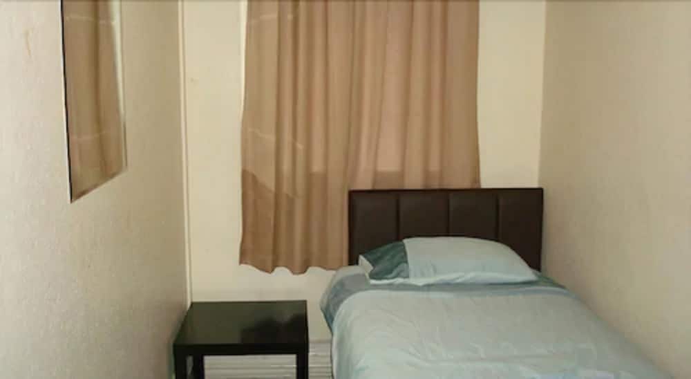 ECONOMY, SINGLE, SHARED BATHROOM