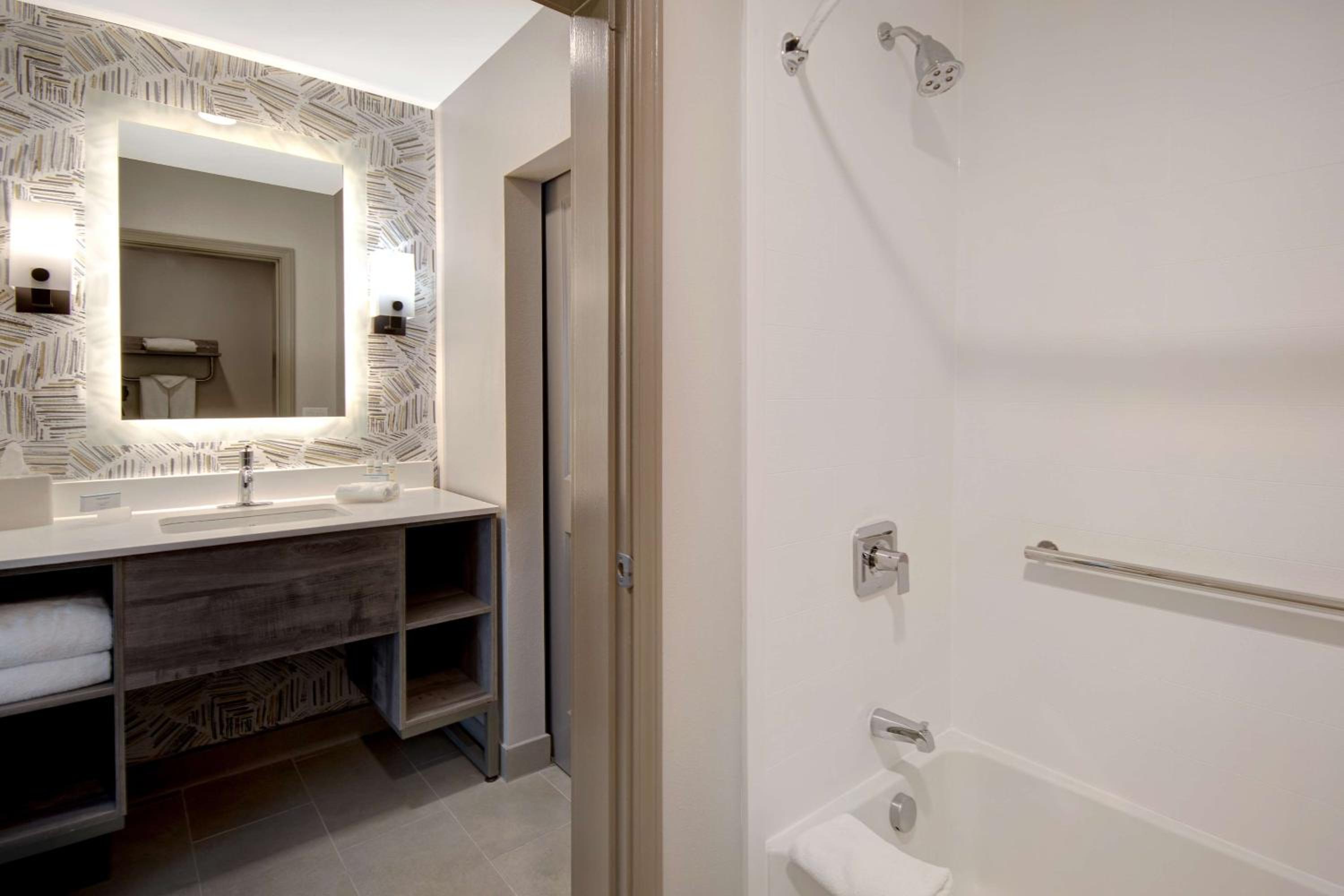 جناح بسرير كينج بغرفة نوم واحدة مع أريكة، Homewood Suites By Hilton Lexington Hamburg 7/8