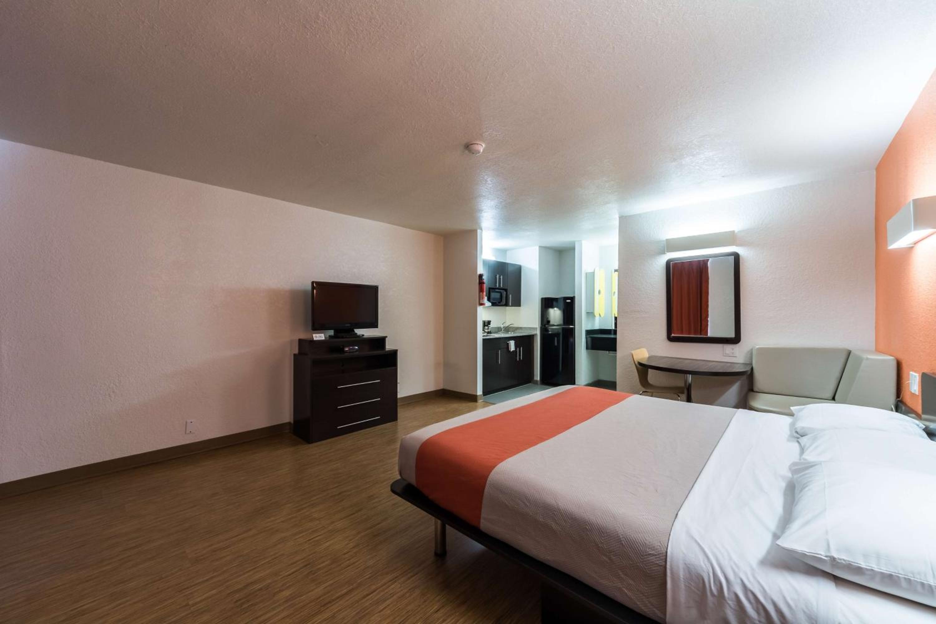 غرفة ديلوكس بسرير كينج، Motel6 Uvalde, TX 2/10