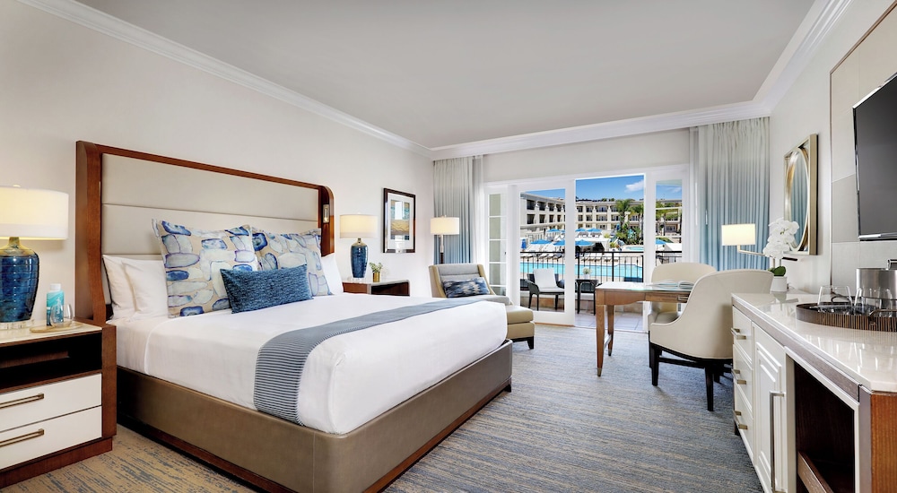 Suite, King Bed, Courtyard Area
