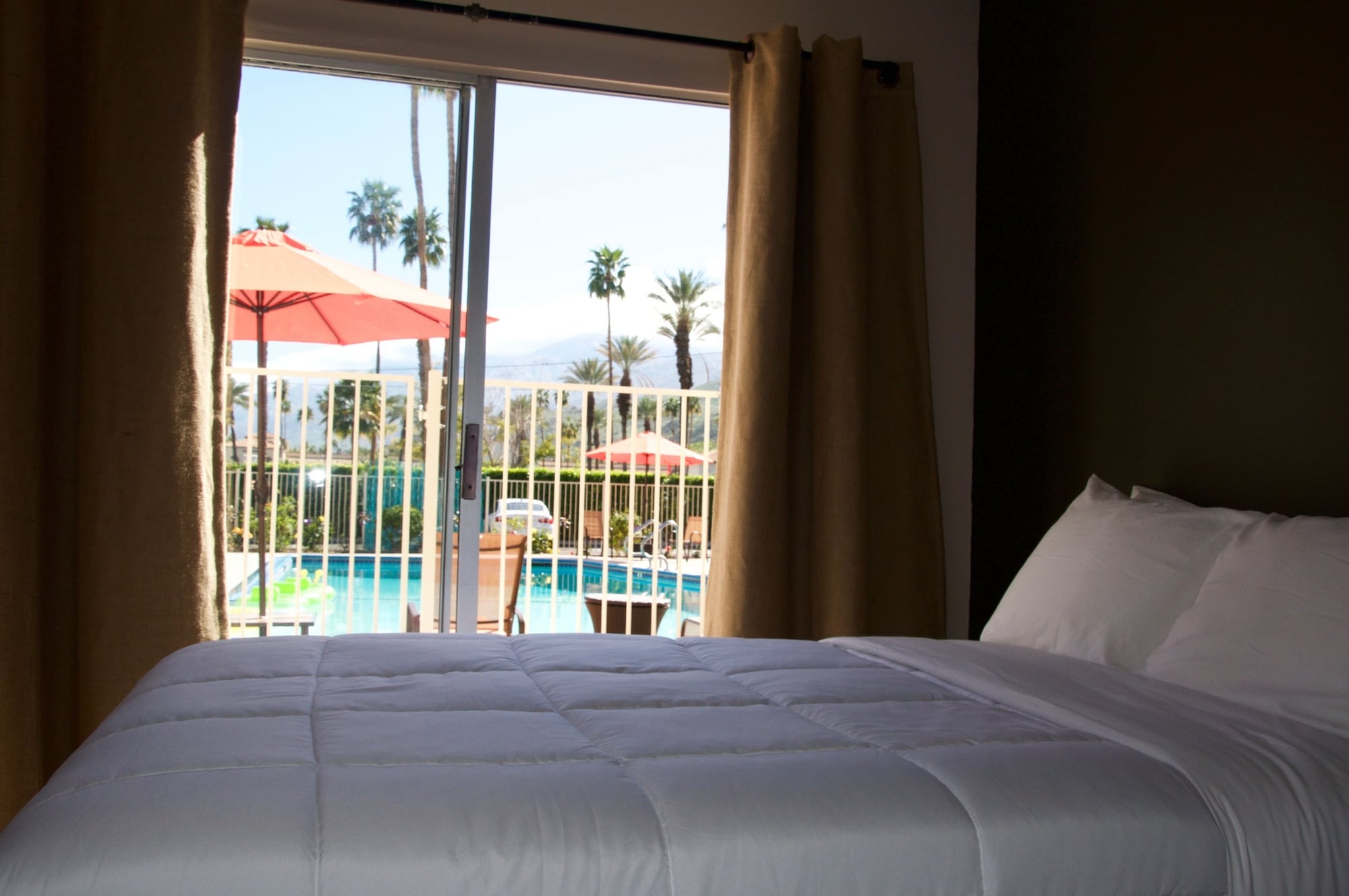 DELUXE, KING BED, POOL SIDE