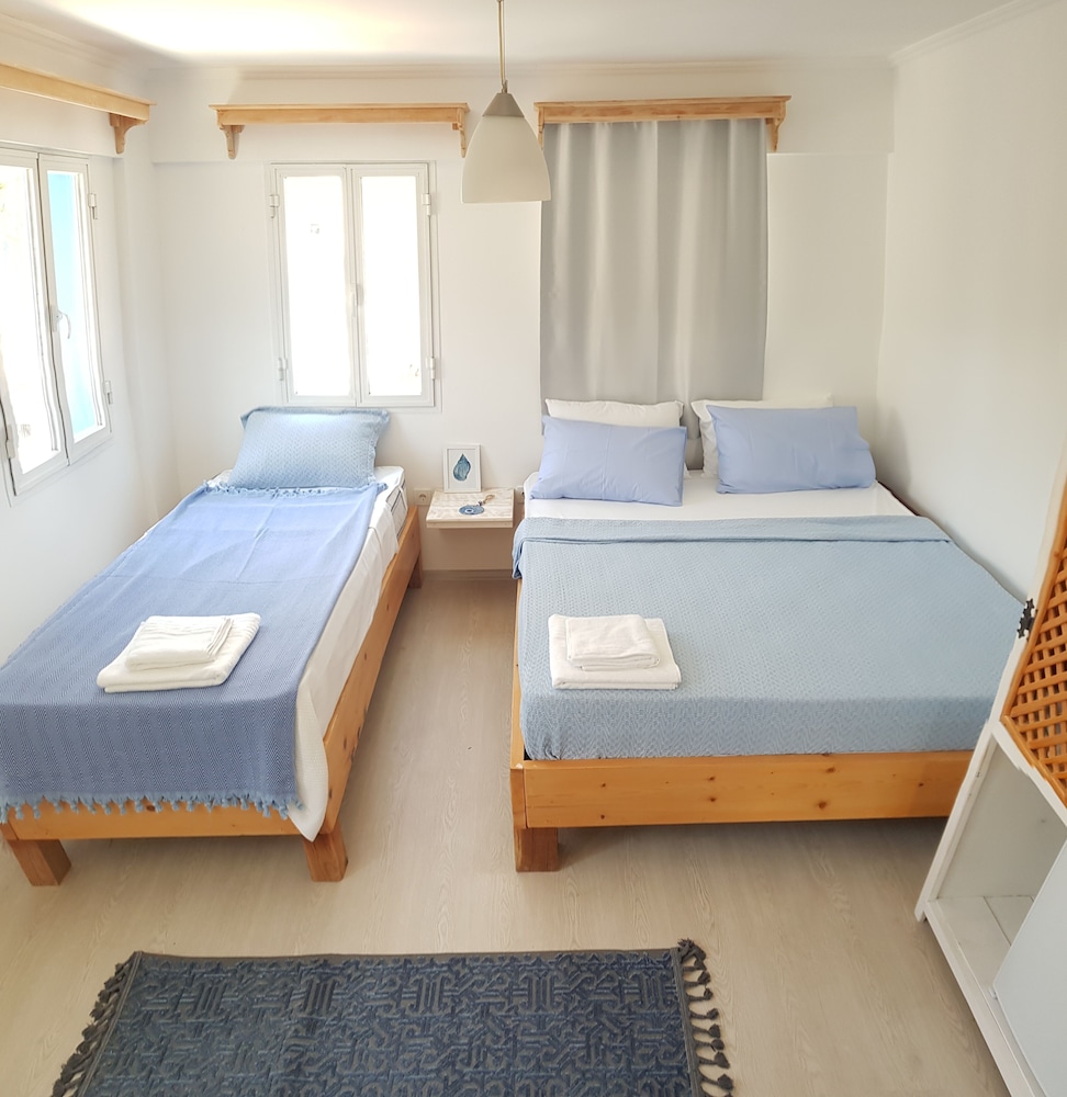 DELUXE, TRIPLE, MULTIPLE BEDS