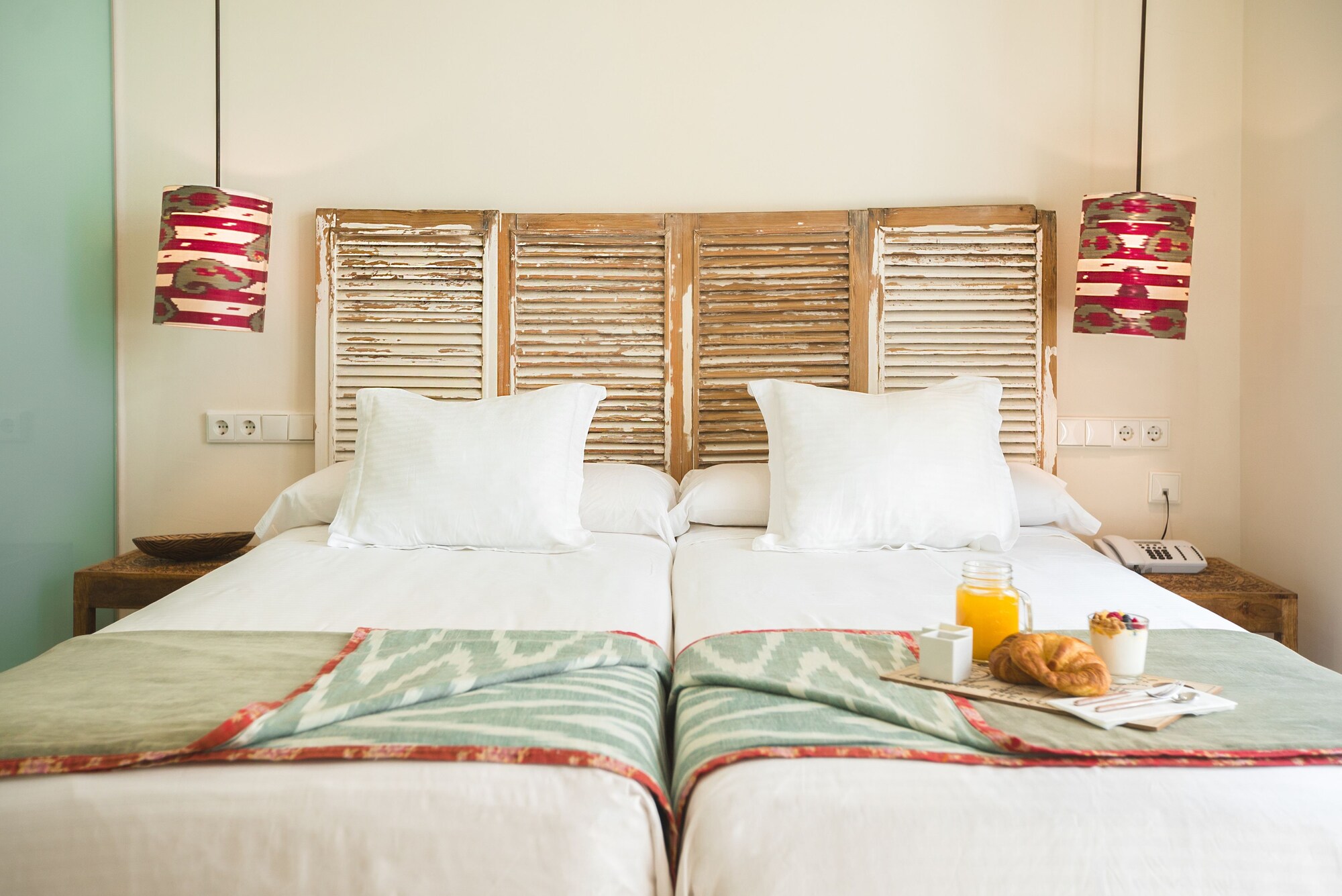 ROOM, TWIN BEDS