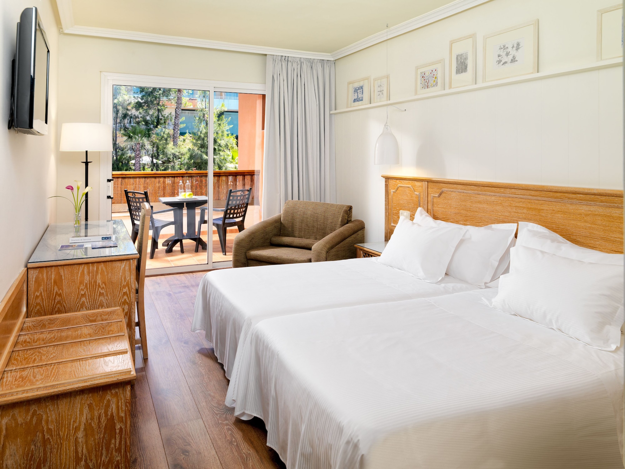 ROOM, DOUBLE BED