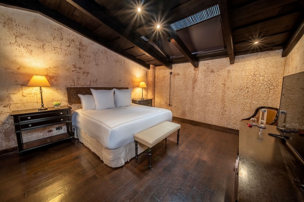 DELUXE, SUITE, KING BED