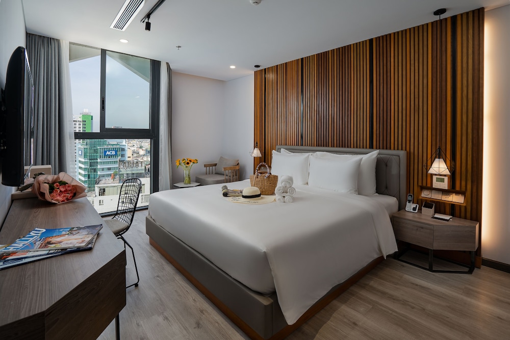 2 Bedrooms, Family Suite, King and Twin Beds, River Front