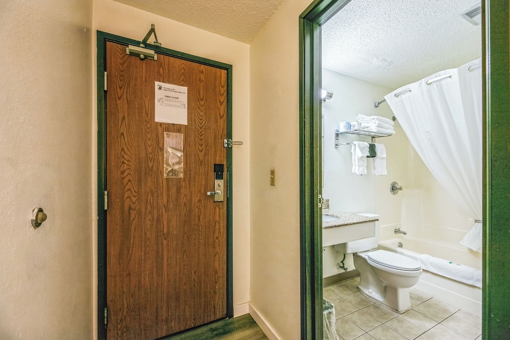 Hotel 8 Fergus Falls 46/49